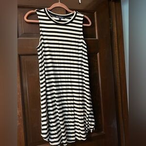 Women’s black and white sleeveless dress